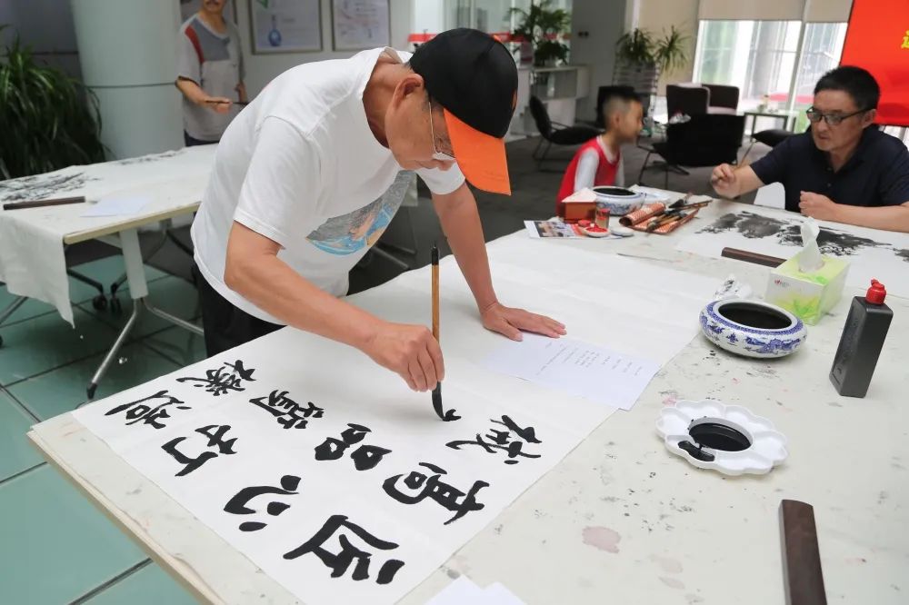 邗江政協(xié)藝術(shù)家慶賀邁安德二十耕耘