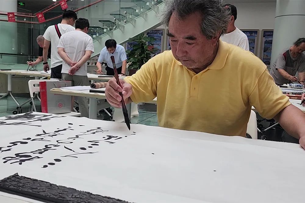 邗江政協(xié)藝術(shù)家慶賀邁安德二十耕耘
